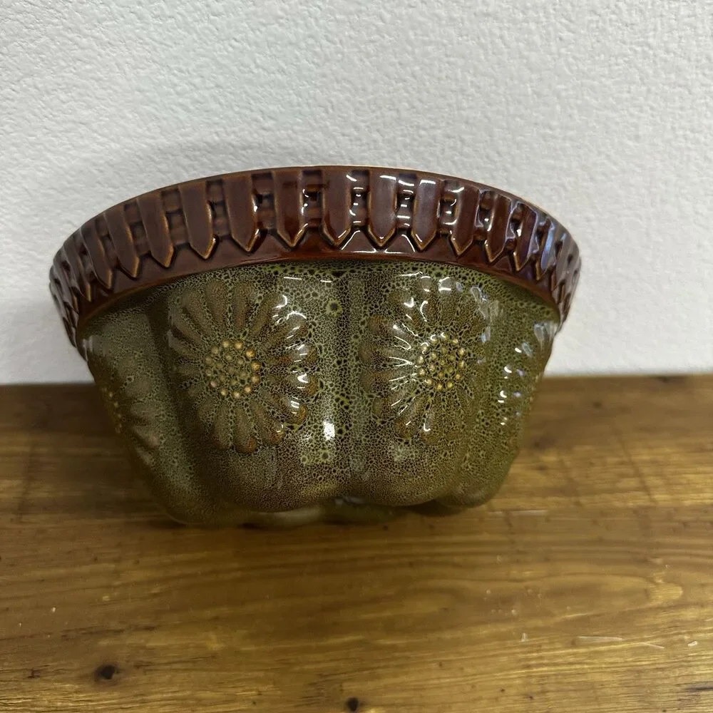 Farmhouse Pottery Vintage 70s Bundt Cake Mold Dish